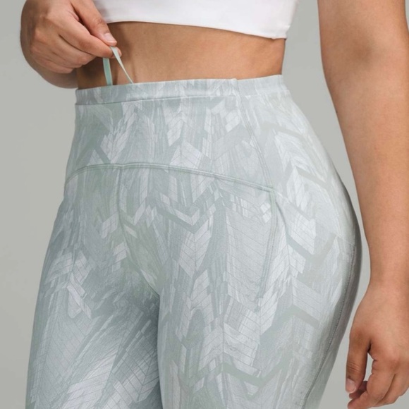 Lululemon Swift Speed High-Rise Shorts Reverberate Chevron Silver Blue Wht Sz 8 - Picture 2 of 8